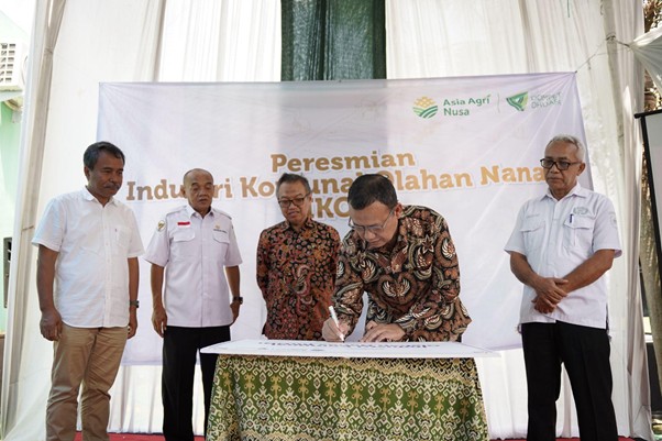 peresmian industri komunal olahan nanas ikon subang12 dompet dhuafa Simbolis penandatanganan prasasti Peresmian IKON di Subang, Rabu (26/11/2025).