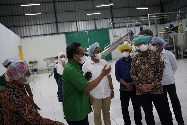 peresmian industri komunal olahan nanas ikon subang4 dompet dhuafa Kunjungan ke dalam pabrik pengolahan Nanas dalam Peresmian IKON di Subang, Rabu (26/11/2025).