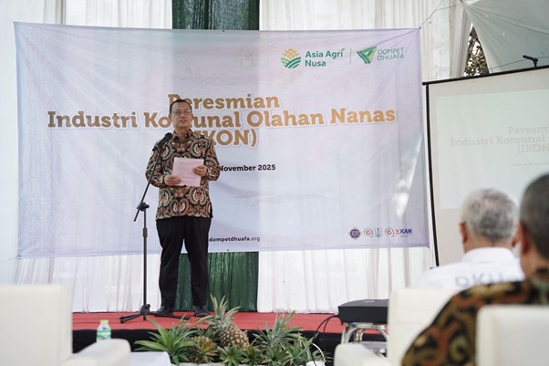 peresmian industri komunal olahan nanas ikon subang7 dompet dhuafa Ketua Pengurus Dompet Dhuafa, Ahmad Juwaini, memaparkan sambutannya dalam Peresmian IKON di Subang, Rabu (26/11/2025).