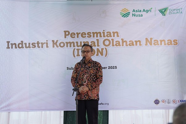 peresmian industri komunal olahan nanas ikon subang8 dompet dhuafa Anggota Dewan Pembina Dompet Dhuafa, Rahmad Riyadi, memaparkan sambutannya dalam Peresmian IKON di Subang, Rabu (26/11/2025).