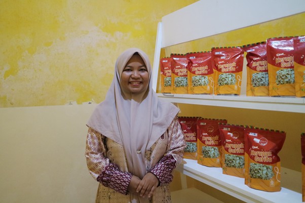 rumah produksi kerupuk gurita aceh1 dompet dhuafa Afrita Ida Utami, Kordinator Program Pemberdayaan Kerupuk Gurita.
