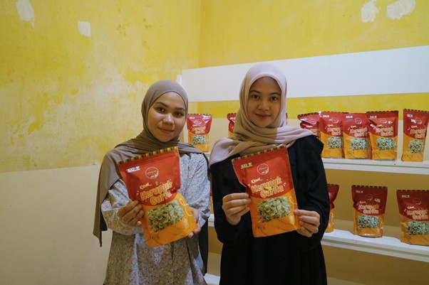 rumah produksi kerupuk gurita aceh4 dompet dhuafa Reva (kiri) dan Rauzan (kanan), Penerima Manfaat Program Rumah Gurita.
