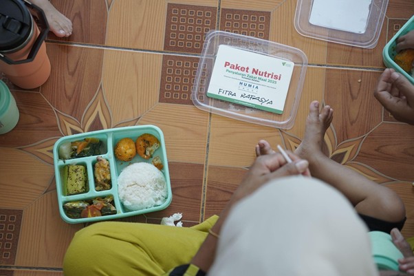 implementasi zakat dari humia trust1 dompet dhuafa Paket makanan bergizi yang diterima dan sedang dinikmati oleh seorang balita dalam program Pos Gizi di Posyandu Mawar, Kelurahan Mangempang, Kabupaten Barru.