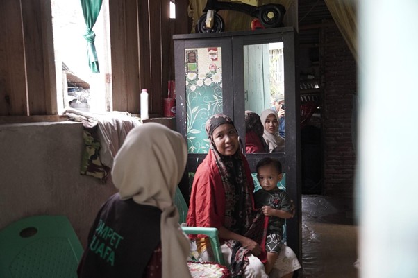 implementasi zakat dari humia trust4 dompet dhuafa Kunjungan evaluasi program Pos Gizi ke rumah balita Fitra sebagai penerima manfaat / mustahik.