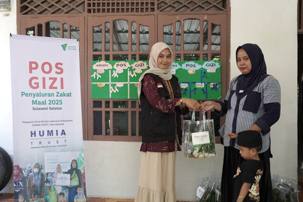implementasi zakat dari humia trust4 dompet dhuafa Wulan Cahya selaku Fasilitator Program Pos Gizi menyerahkan paket nutrisi secara simbolis kepada salah satu mustahik di Posyandu Mawar, Kelurahan Mangempang, Kabupaten Barru.