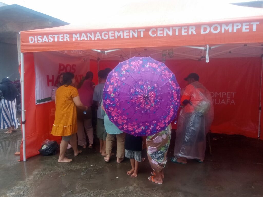 respons bencana pulau sumatra 1 dompet dhuafa Tenda pengungsian yang dibangun Disaster Management Center (DMC) Dompet Dhuafa.