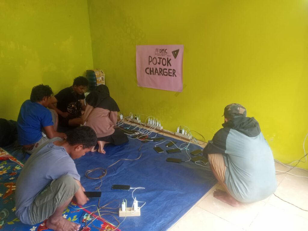 respons bencana pulau sumatra 4 dompet dhuafa Para penyintas banjir memenuhi posko DMC Dompet Dhuafa.