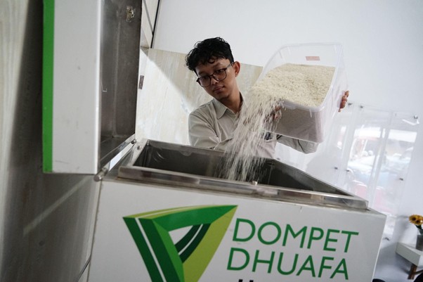 atm beras tokopedia di kepri2 dompet dhuafa Proses pengisian beras ke dalam mesin ATM Beras Dompet Dhuafa Kepri.