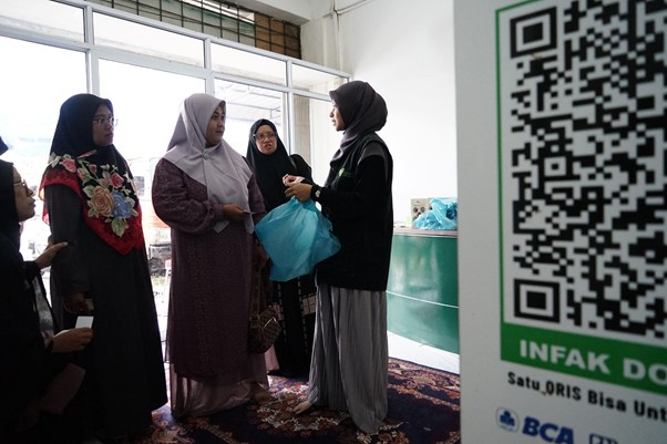 atm beras tokopedia di kepri5 dompet dhuafa Dompet Dhuafa Kepri menjelaskan kepada setiap penerima manfaat cara penggunaan kartu untuk pengambilan beras di mesin ATM Beras Dompet Dhuafa Kepri.