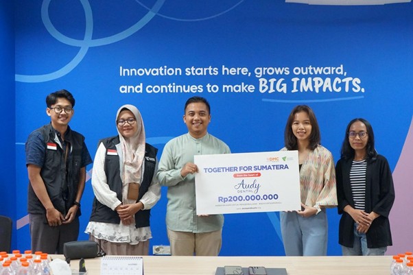 CEO Audy Dental Clinic Yulita Bong, menyerahkan donasi Rp200 juta secara simbolis kepada General Manager Resources Mobilization, Ahmad Faqih Syarafaddin, Selasa (23/12/2025), di Jakarta Selatan.