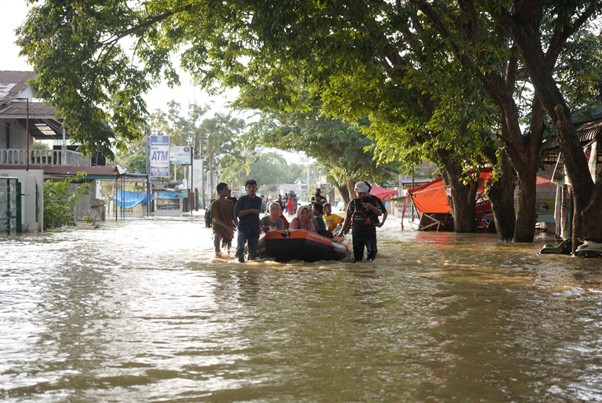 DMC Dompet Dhuafa melakukan evakuasi terhadap para penyintas banjir Sumatra Utara.