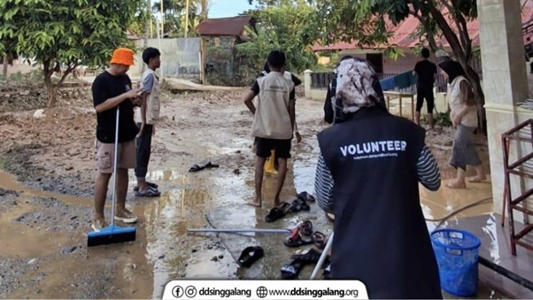 ddvolunteeraksibersihbanjirpadang2 dompet dhuafa