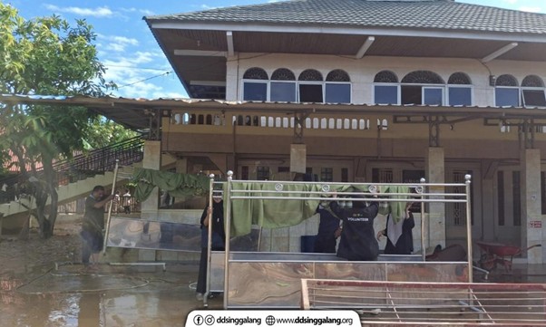 ddvolunteeraksibersihbanjirpadang4 dompet dhuafa