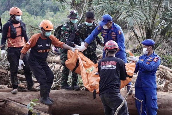 evakuasi korban banjir di tapanuli tengah1 dompet dhuafa