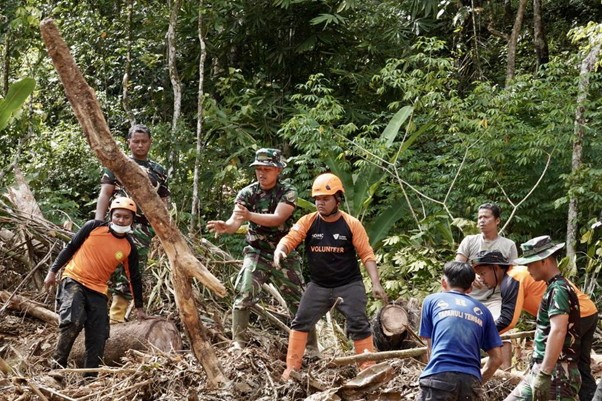 evakuasi korban banjir di tapanuli tengah2 dompet dhuafa