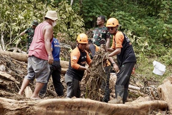 evakuasi korban banjir di tapanuli tengah5 dompet dhuafa