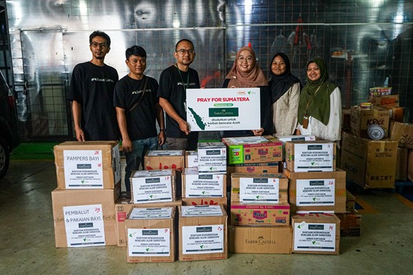 fabercastell donasi untuk sumatera1 dompet dhuafa Serah terima donasi bersama Manajer Humas Faber-Castell International Indonesia, Andri Kurniawan, beserta jajarannya kepada perwakilan Tim Partnership Dompet Dhuafa.
