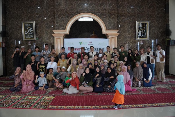 Foto bersama saat pembukaan kegiatan Heartventure ‘Perjalanan Kebaikan Para Kreator’ di Masjid Nurul Islam, Desa Tambun Sungkean, Kecamatan Ogan Runggu, Kabupaten Samosir, Sumatera Utara.