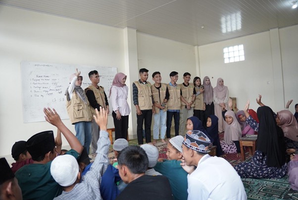 Peserta Heartventure yakni para kreator konten sedang melakukan perkenalan kepada murid TPA Masjid Nurul Islam, Desa Tambun Sungkean, Kecamatan Ogan Runggu, Kabupaten Samosir, Sumatera Utara.