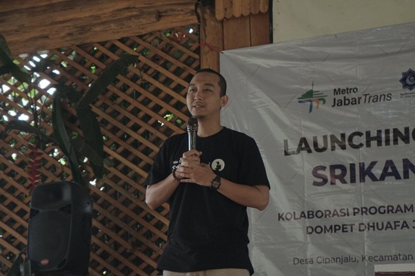 jasa sarana program srikandi tani2 dompet dhuafa Sambutan Pimpinan Cabang DD Jabar, Yogi Achmad Fajar pada acara Launching Program Srikandi Tani dan Penyaluran 60 Paket Sembako pada Selasa, 9 Desember 2025, di Desa Cipanjalu, Cilengkrang, Bandung.
