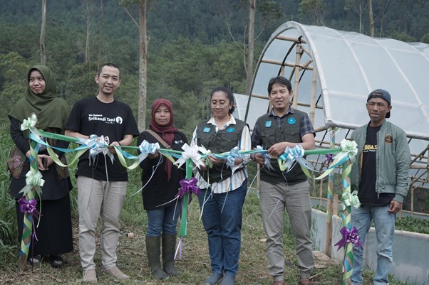 jasa sarana program srikandi tani3 dompet dhuafa Proses pemotongan pita launching program Srikandi Tani.