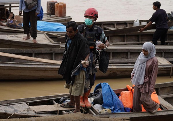 lkc susur sungai antar penyintas berobat1 dompet dhuafa