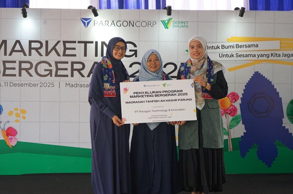 marketing bergerak 20251 dompet dhuafa Penyerahan Simbolis Program Marketing Bergerak 2025 dari Dompet Dhuafa dan Paragon Corp kepada Yayasan An-Nashr Parung.