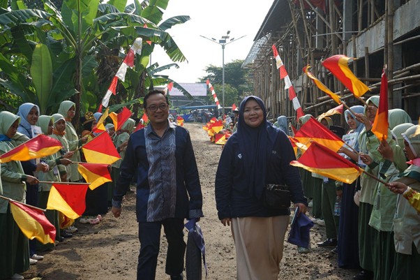 marketing bergerak 20253 dompet dhuafa Kedatangan Pimpinan Paragon Corp disambut meriah dan antusias oleh para Siswa dan Guru.
