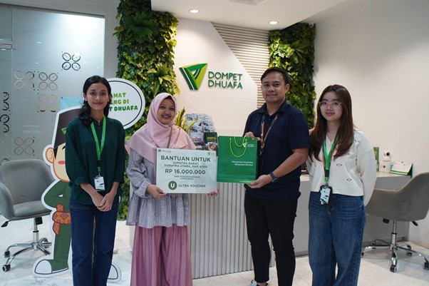 peduli sumatra1 dompet dhuafa Serah terima donasi dari Ultra Voucher untuk penyintas di Sumatra melalui Dompet Dhuafa, Kamis, 11 Desember 2025, di Kantor Dompet Dhuafa Pusat.