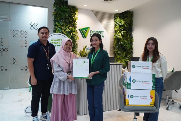 peduli sumatra6 dompet dhuafa Serah terima donasi dari Ultra Voucher untuk penyintas di Sumatra melalui Dompet Dhuafa, Kamis, 11 Desember 2025, di Kantor Dompet Dhuafa Pusat.