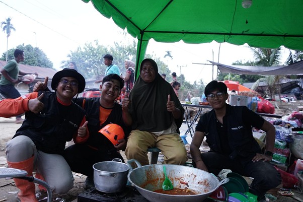 pesantren halang banjir gelondongan kayu2 dompet dhuafa Para relawan Dompet Dhuafa bersama Ibu Zainab di Dapur Umum Dompet Dhuafa, Kampung Menang Gini, Kecamatan Karang Baru, Aceh Tamiang.