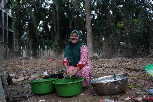 pesantren halang banjir gelondongan kayu3 dompet dhuafa Relawan Dapur Umum Dompet Dhuafa, Kampung Menang Gini, Kecamatan Karang Baru, Aceh Tamiang.