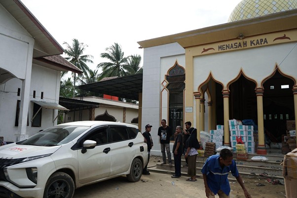 DMC Dompet Dhuafa menurunkan bantuan bahakn pokok makanan untuk dapur umum di Meunasah Kapa, Kecamatan Peusangan, Kabupaten Bireuen.