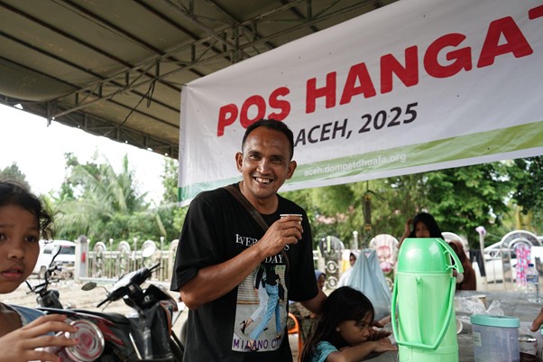 Keuchik Gampong Kapa di Pos Hangat DMC Dompet Dhuafa di Meunasah Kapa, Kecamatan Peusangan, Kabupaten Bireuen.