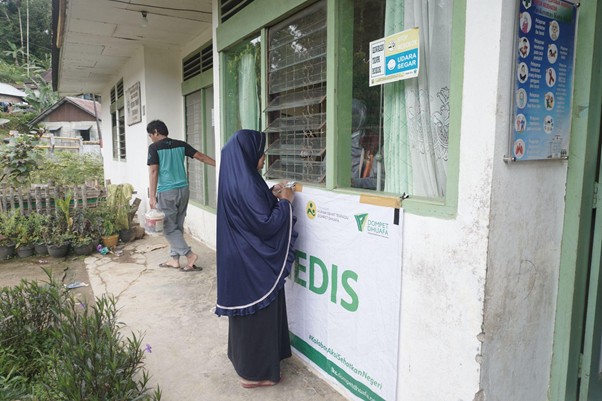 Pasien mengambil obat-obatan di loket obat Pos Medis Dompet Dhuafa.
