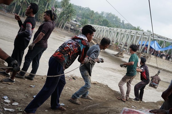 relawan di jembatan teupin mane aceh1 dompet dhuafa