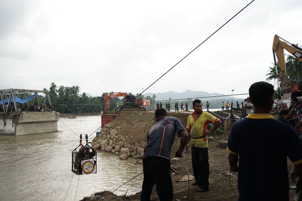 relawan di jembatan teupin mane aceh3 dompet dhuafa Suasana aktivitas warga dan relawan mengirim dan menerima bantuan melewati Jembatan Teupin Mane yang putus, Rabu (10/12/2025).