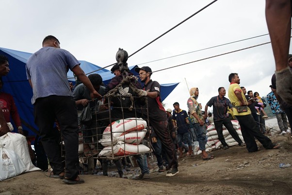 relawan di jembatan teupin mane aceh4 dompet dhuafa Suasana aktivitas warga dan relawan mengirim dan menerima bantuan melewati Jembatan Teupin Mane yang putus, Rabu (10/12/2025).