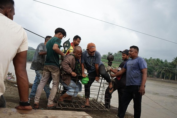 relawan di jembatan teupin mane aceh5 dompet dhuafa Suasana aktivitas warga dan relawan mengirim dan menerima bantuan melewati Jembatan Teupin Mane yang putus, Rabu (10/12/2025).