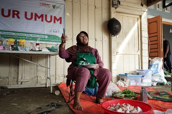 Ibu Sulastri sedang mempersiapkan makanan di Dapur Umum Dompet Dhuafa di Langsa, Aceh.