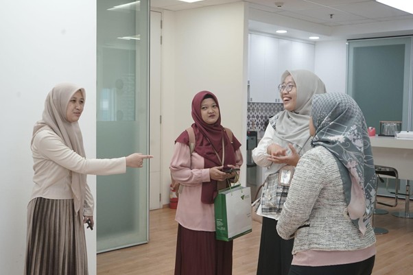 bantuan pt symrise indonesia untuk sumatera4 dompet dhuafa Momen perbincangan hangat Tim Dompet Dhuafa bersama pekerja PT Symrise Indonesia.
