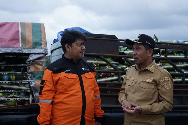 bantuan kemanusiaan tiba di pidie jaya2 dompet dhuafa Achmad Lukman (kiri) dan Bupati Pidie Jaya, Sibral Malasyi berdiskusi tentang penanganan dampak bencana banjir di Kabupaten Pidie Jaya.