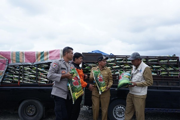 bantuan kemanusiaan tiba di pidie jaya4 dompet dhuafa Sebanyak 5 ton beras yang tiba di Kabupaten Pidie Jaya untuk para penyintas dampak banjir.