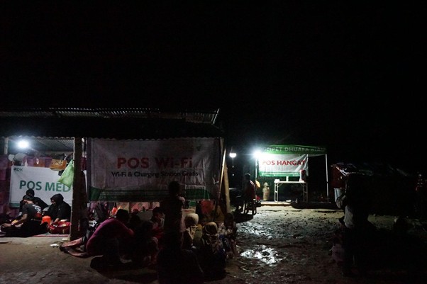 bantuan kemanusiaan untuk warga desa sekumur tamiang aceh10 dompet dhuafa Malam hari, Dompet Dhuafa membuka layanan Pos Wifi dan Listrik, Dapur Umum, hingga Pos Hangat di Kampung Sekumur, Senin (15/12/2025).