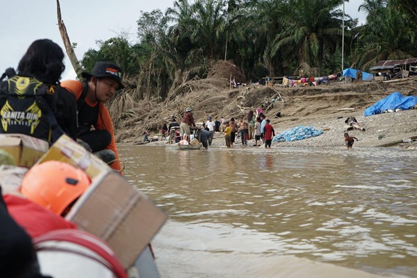 bantuan kemanusiaan untuk warga desa sekumur tamiang aceh3 dompet dhuafa Warga Sekumur menyambut kedatangan bantuan dari Dompet Dhuafa, Senin (15/12/2025).