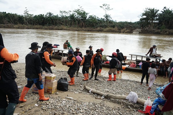 bantuan kemanusiaan untuk warga desa sekumur tamiang aceh4 dompet dhuafa Proses pemindahan bantuan ke atas perahu di Kuala Simpang menuju Kampung Sekumur, Senin (15/12/2025).