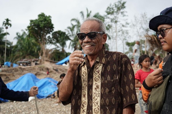 bantuan kemanusiaan untuk warga desa sekumur tamiang aceh5 dompet dhuafa Mukhtar menyambut bantuan dari Dompet Dhuafa untuk Kampung Sekumur.