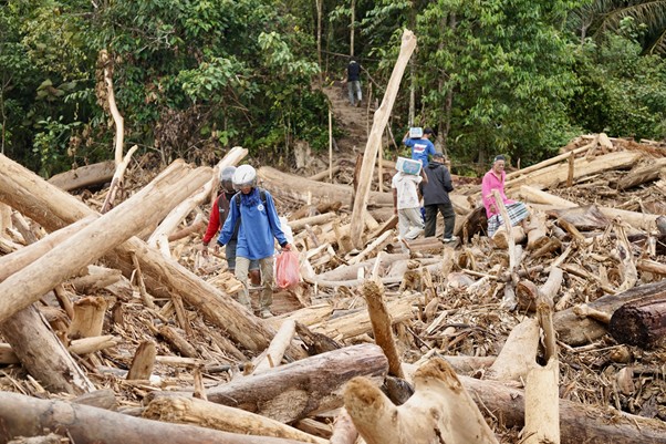 bantuan kemanusiaan untuk warga desa sekumur tamiang aceh6 dompet dhuafa Perjalanan menuju Kampung Sekumur ditempuh dengan melewati tumpukan material sisa banjir bandang.