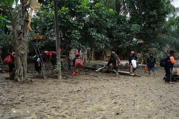 bantuan kemanusiaan untuk warga desa sekumur tamiang aceh7 dompet dhuafa Perjalanan sempat terhambat sebab tingginya lumpur yang menutupi akses jalan.