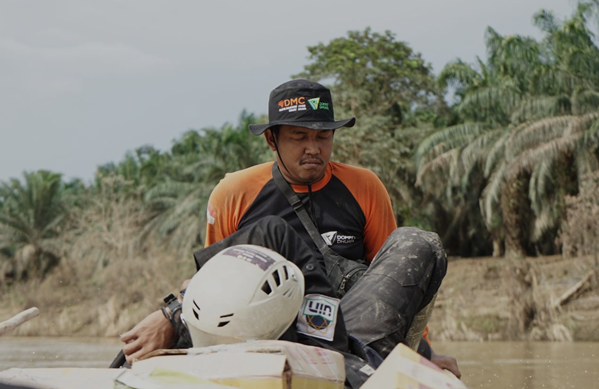 Relawan DMC Dompet Dhuafa memanfaatkan waktu perjalanan untuk istirahat.